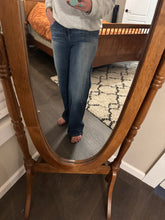 Load image into Gallery viewer, Mid rise medium wash jeans